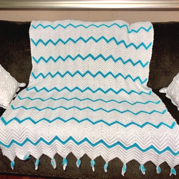 Vintage Handmade Crochet White & Blue Throw w/ Tassels, Chevron Pattern - Picture 2 of 6